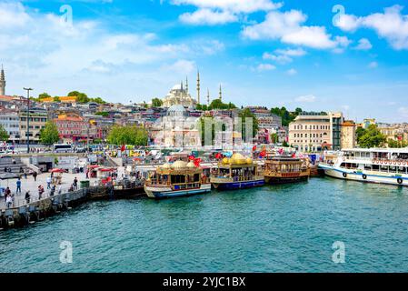 Wunderschöne und herrliche Aussicht auf Istanbul vom Bosporus aus. Stockfoto