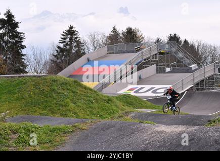 Aigle, Schweiz. November 2024. Liao Wanyi aus China nimmt am 13. November 2024 an einer Schulung im World Cycling Center (ÖRK) in Aigle, Schweiz, Teil. Quelle: Lian Yi/Xinhua/Alamy Live News Stockfoto