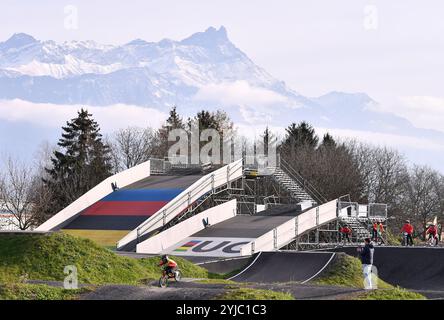 Aigle, Schweiz. November 2024. Die Fahrer nehmen am 13. November 2024 an einem Training im World Cycling Center (ÖRK) in Aigle, Schweiz Teil. Quelle: Lian Yi/Xinhua/Alamy Live News Stockfoto