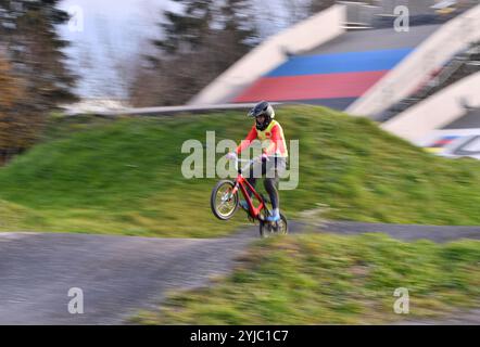 Aigle, Schweiz. November 2024. Xiong Yuxiang aus China nimmt am 13. November 2024 an einer Schulung im World Cycling Center (ÖRK) in Aigle, Schweiz, Teil. Quelle: Lian Yi/Xinhua/Alamy Live News Stockfoto