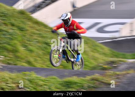 Aigle, Schweiz. November 2024. Wang Mengyao aus China nimmt am 13. November 2024 an einer Schulung im World Cycling Center (ÖRK) in Aigle, Schweiz, Teil. Quelle: Lian Yi/Xinhua/Alamy Live News Stockfoto