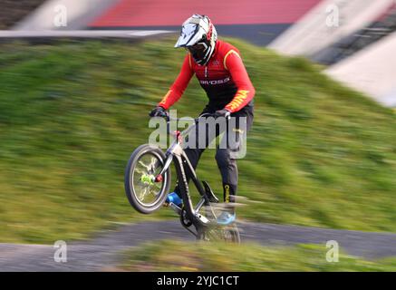 Aigle, Schweiz. November 2024. Wang Mengyao aus China nimmt am 13. November 2024 an einer Schulung im World Cycling Center (ÖRK) in Aigle, Schweiz, Teil. Quelle: Lian Yi/Xinhua/Alamy Live News Stockfoto