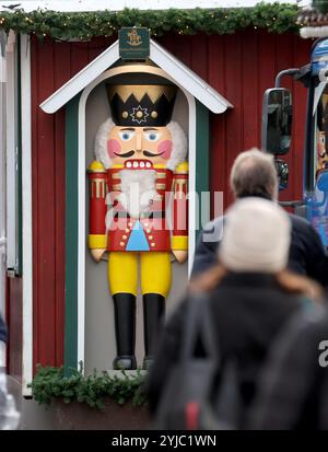 Rostock, Deutschland. November 2024. Die ersten Weihnachtsmarktstände sind auf dem University Square zu sehen, zusammen mit der Figur eines Nussknacker. Der Rostocker Weihnachtsmarkt gilt als der größte norddeutsche Weihnachtsmarkt und eröffnet vom 25.11.-22.12.2024. Quelle: Bernd Wüstneck/dpa/Alamy Live News Stockfoto