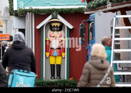 Rostock, Deutschland. November 2024. Die ersten Weihnachtsmarktstände sind auf dem University Square zu sehen, zusammen mit der Figur eines Nussknacker. Der Rostocker Weihnachtsmarkt gilt als der größte norddeutsche Weihnachtsmarkt und eröffnet vom 25.11.-22.12.2024. Quelle: Bernd Wüstneck/dpa/Alamy Live News Stockfoto