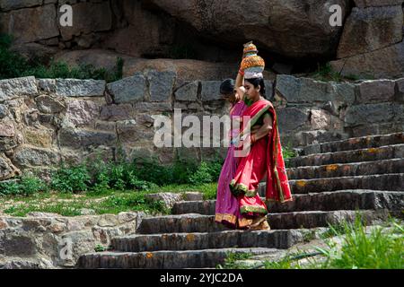 09 01 2015 Indische Frauen in farbenfrohen traditionellen Saris besuchen Golkonda Fort Hyderabad, Telangana, Indien.Asien. Stockfoto