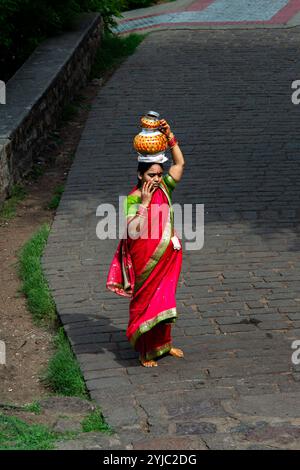 09 01 2015 Indische Frauen in farbenfrohen traditionellen Saris besuchen Golkonda Fort Hyderabad, Telangana, Indien.Asien. Stockfoto