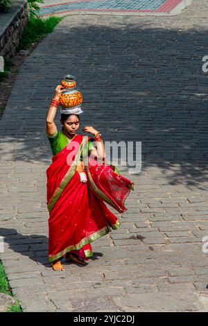 09 01 2015 Indische Frauen in farbenfrohen traditionellen Saris besuchen Golkonda Fort Hyderabad, Telangana, Indien.Asien. Stockfoto