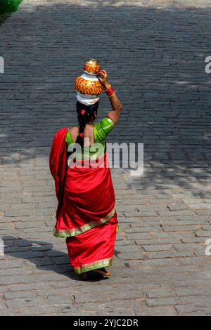 09 01 2015 Indische Frauen in farbenfrohen traditionellen Saris besuchen Golkonda Fort Hyderabad, Telangana, Indien.Asien. Stockfoto