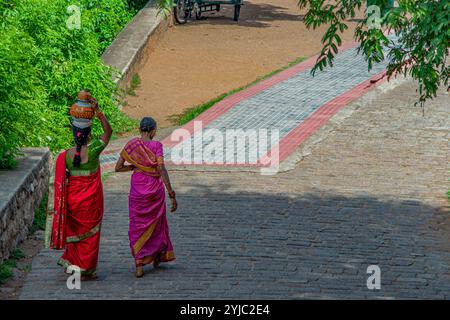 09 01 2015 Indische Frauen in farbenfrohen traditionellen Saris besuchen Golkonda Fort Hyderabad, Telangana, Indien.Asien. Stockfoto
