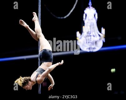 Rotterdam, Niederlande. November 2024. Ein Darsteller während einer Probe von Cirque du Soleil's neuer Show. Der internationale Zirkus bereitet sich auf sieben Shows in Ahoy vor. ANP SEM VAN DER WAL niederlande Out - belgien Out/Alamy Live News Stockfoto