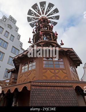 Rostock, Deutschland. November 2024. Auf dem Neuen Markt wurde bereits eine riesige Weihnachtspyramide errichtet und die Stände werden in vollem Gange errichtet. Der Rostocker Weihnachtsmarkt gilt als der größte norddeutsche Weihnachtsmarkt und eröffnet vom 25.11.-22.12.2024. Quelle: Bernd Wüstneck/dpa/Alamy Live News Stockfoto