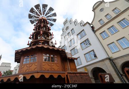 Rostock, Deutschland. November 2024. Auf dem Neuen Markt wurde bereits eine riesige Weihnachtspyramide errichtet und die Stände werden in vollem Gange errichtet. Der Rostocker Weihnachtsmarkt gilt als der größte norddeutsche Weihnachtsmarkt und eröffnet vom 25.11.-22.12.2024. Quelle: Bernd Wüstneck/dpa/Alamy Live News Stockfoto