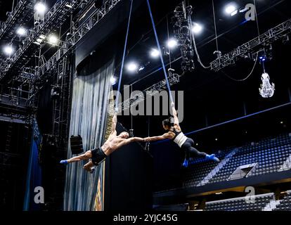 Rotterdam, Niederlande. November 2024. Künstler während einer Probe der neuen Show des Cirque du Soleil. Der internationale Zirkus bereitet sich auf sieben Shows in Ahoy vor. ANP SEM VAN DER WAL niederlande Out - belgien Out/Alamy Live News Stockfoto