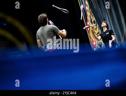 Rotterdam, Niederlande. November 2024. Künstler während einer Probe der neuen Show des Cirque du Soleil. Der internationale Zirkus bereitet sich auf sieben Shows in Ahoy vor. ANP SEM VAN DER WAL niederlande Out - belgien Out/Alamy Live News Stockfoto