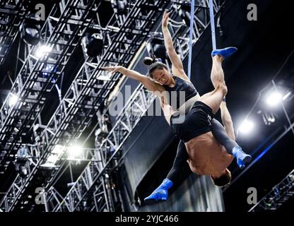 Rotterdam, Niederlande. November 2024. Künstler während einer Probe der neuen Show des Cirque du Soleil. Der internationale Zirkus bereitet sich auf sieben Shows in Ahoy vor. ANP SEM VAN DER WAL niederlande Out - belgien Out/Alamy Live News Stockfoto