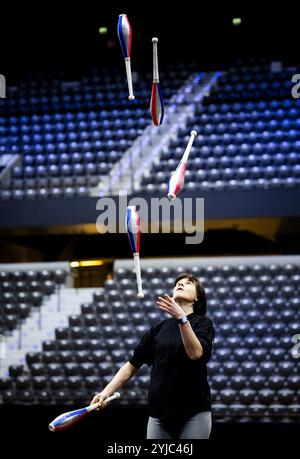 Rotterdam, Niederlande. November 2024. Ein Darsteller während einer Probe von Cirque du Soleil's neuer Show. Der internationale Zirkus bereitet sich auf sieben Shows in Ahoy vor. ANP SEM VAN DER WAL niederlande Out - belgien Out/Alamy Live News Stockfoto