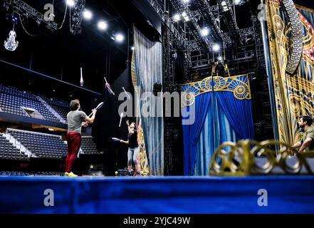 Rotterdam, Niederlande. November 2024. Künstler während einer Probe der neuen Show des Cirque du Soleil. Der internationale Zirkus bereitet sich auf sieben Shows in Ahoy vor. ANP SEM VAN DER WAL niederlande Out - belgien Out/Alamy Live News Stockfoto