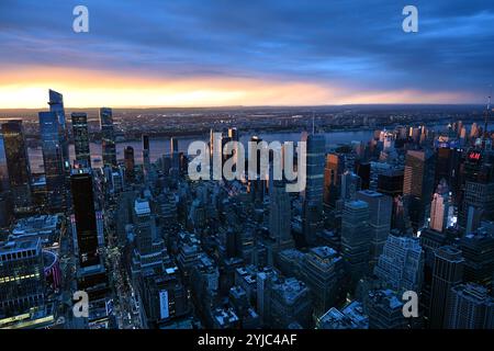 Skyline von New York City in der Abenddämmerung mit atemberaubendem Sonnenuntergang Stockfoto