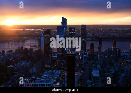 Sonnenuntergang über der Skyline von New York City mit Blick auf den Hudson River Stockfoto