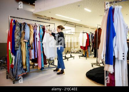 Rotterdam, Niederlande. November 2024. Die Kostüme werden während einer Probe der neuen Show des Cirque du Soleil vorbereitet. Der internationale Zirkus bereitet sich auf sieben Shows in Ahoy vor. ANP SEM VAN DER WAL niederlande Out - belgien Out/Alamy Live News Stockfoto