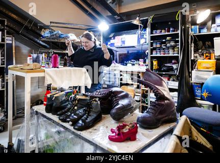 Rotterdam, Niederlande. November 2024. Die Kostüme werden während einer Probe der neuen Show des Cirque du Soleil vorbereitet. Der internationale Zirkus bereitet sich auf sieben Shows in Ahoy vor. ANP SEM VAN DER WAL niederlande Out - belgien Out/Alamy Live News Stockfoto