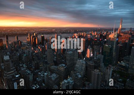 Goldener Sonnenuntergang Über Den Wolkenkratzern Von New York City Stockfoto