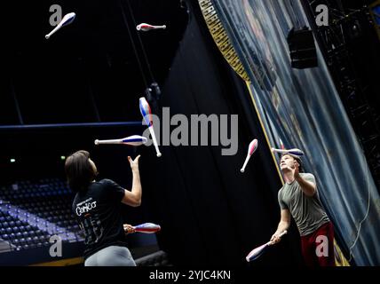 Rotterdam, Niederlande. November 2024. Künstler während einer Probe der neuen Show des Cirque du Soleil. Der internationale Zirkus bereitet sich auf sieben Shows in Ahoy vor. ANP SEM VAN DER WAL niederlande Out - belgien Out/Alamy Live News Stockfoto