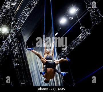 Rotterdam, Niederlande. November 2024. Künstler während einer Probe der neuen Show des Cirque du Soleil. Der internationale Zirkus bereitet sich auf sieben Shows in Ahoy vor. ANP SEM VAN DER WAL niederlande Out - belgien Out/Alamy Live News Stockfoto