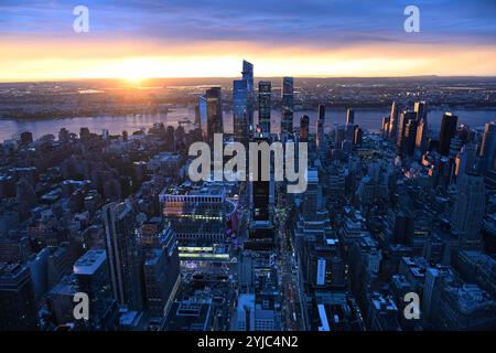 Sonnenuntergang erleuchtet die Skyline von New York mit goldenem Licht Stockfoto