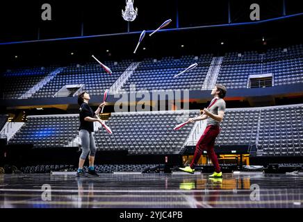 Rotterdam, Niederlande. November 2024. Künstler während einer Probe der neuen Show des Cirque du Soleil. Der internationale Zirkus bereitet sich auf sieben Shows in Ahoy vor. ANP SEM VAN DER WAL niederlande Out - belgien Out/Alamy Live News Stockfoto