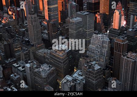 Golden Hour Glühen auf New Yorker Wolkenkratzern Stockfoto