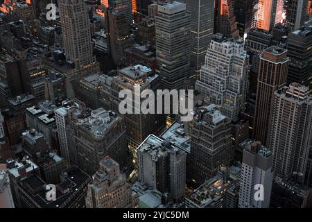 Das dichte Stadtnetz von New York City in der Abenddämmerung Stockfoto