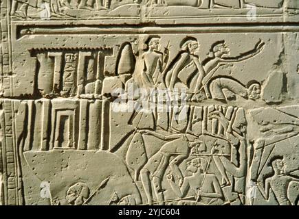 Entlastung der Schlacht von Kadesh, Pharao Ramses II. im Wagen kämpfen Hethiter Feind des Königs Muwatallis, 1294 BC. Karnak Luxor Ägypten. Stockfoto