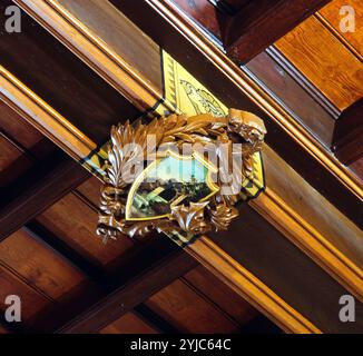 Can Calopa. Detalle del techo artesonado de la gran sala señorial con decoraciones de escudos y elementos simbólicos. Restauracion de Puig i Cadafalch. Argentona. AUTOR: JOSEP PUIG I CADAFALCH. Stockfoto