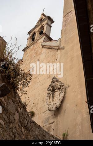 Die antike Architektur von Omis, Kroatien, zeigt den historischen Charme der Stadt mit ihren engen Gassen, Steinbauten und mittelalterlichen Strukturen, Stockfoto