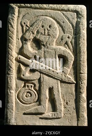 Fränkisches Grabdenkmal aus Stein im VII. Jahrhundert, das eine Figur eines Kriegers zeigt, der Speer hält. Museum: Rheinishches Landesmuseum, BONN, DEUTSCHLAND. Stockfoto