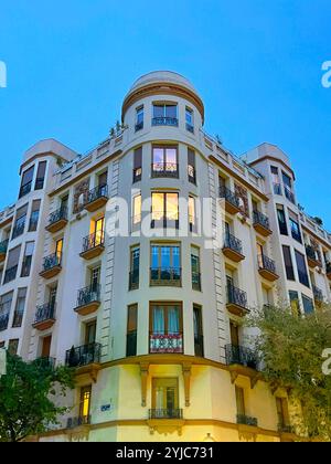 Fassade des Hauses, Blick auf die Nacht. Jorge Juan Street, Madrid, Spanien. Stockfoto