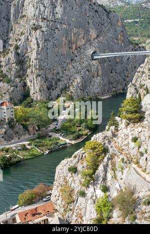 Die Brücke Omis überspannt den Fluss Cetina in Kroatien mit malerischen Tunneln und einer Brücke mit Bergblick. Stockfoto