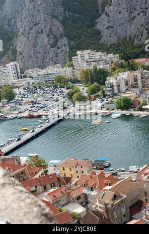 Blick über die historische Stadt Omis von der Festung Peovica, Kroatien, mit atemberaubender Adriaküste. Stockfoto