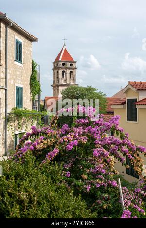 Die antike Architektur von Omis, Kroatien, zeigt den historischen Charme der Stadt mit ihren engen Gassen, Steinbauten und mittelalterlichen Strukturen, Stockfoto