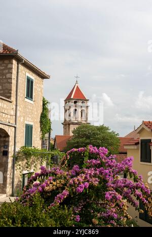 Die antike Architektur von Omis, Kroatien, zeigt den historischen Charme der Stadt mit ihren engen Gassen, Steinbauten und mittelalterlichen Strukturen, Stockfoto