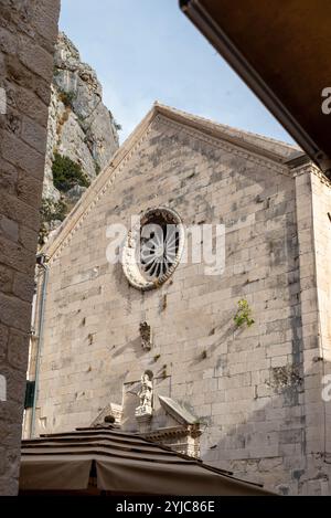 Die antike Architektur von Omis, Kroatien, zeigt den historischen Charme der Stadt mit ihren engen Gassen, Steinbauten und mittelalterlichen Strukturen, Stockfoto