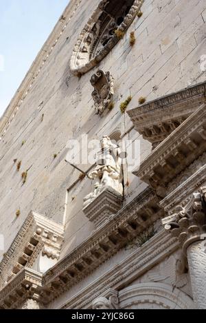 Die antike Architektur von Omis, Kroatien, zeigt den historischen Charme der Stadt mit ihren engen Gassen, Steinbauten und mittelalterlichen Strukturen, Stockfoto