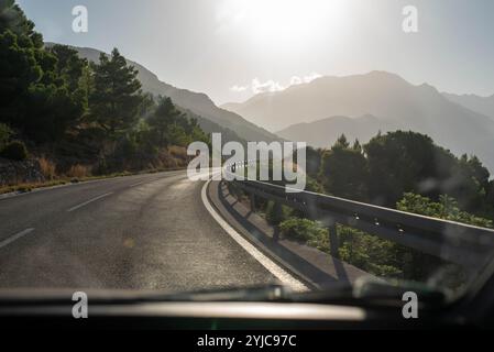 Bergstraße in der Region Dalmatien, Kroatien, schlängelt sich durch malerische Landschaften mit atemberaubendem Blick auf das zerklüftete Gelände und die Schönheit der Küste. A p Stockfoto