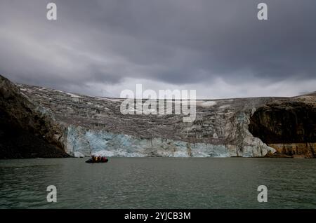 Wunderschöner Gletscher in der Nähe der Alkefjellet Klippen, Svalbard Stockfoto