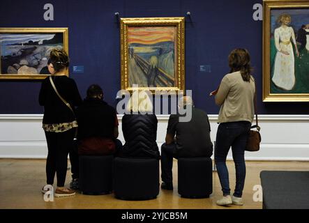 Norwegen. Oslo. National Gallery. Besucher der Betrachtung der Schrei, 1893, Gemälde von Edvard Munch (1863-1944). Stockfoto