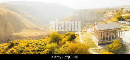 Panoramablick auf die obere Seite des Garni-Tempels - klassisches Säulengebäude im Dorf Garni, Zentralarmenien. Beliebte Sehenswürdigkeiten Stockfoto