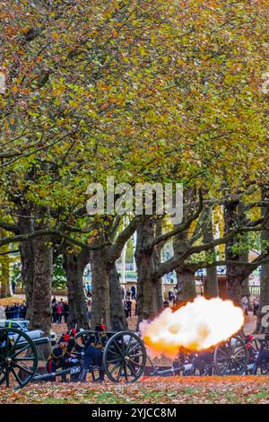 London, Großbritannien. November 2024. Die Waffen feuern ihre leeren Runden ab - Königs Truppe Royal Horse Artillery Militärfeiern in London zum Geburtstag seiner Majestät des Königs. Sie feuerten eine 41-Rundkanone Salute aus 6 Kanonen in Green Park ab. Guy Bell/Alamy Live News Stockfoto