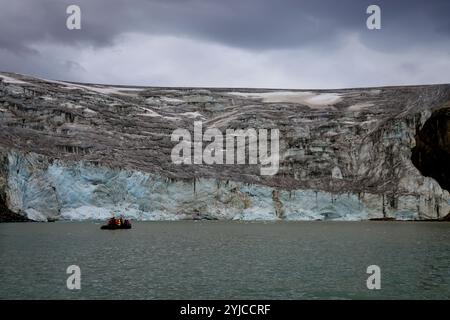 Wunderschöner Gletscher in der Nähe der Alkefjellet Klippen, Svalbard Stockfoto