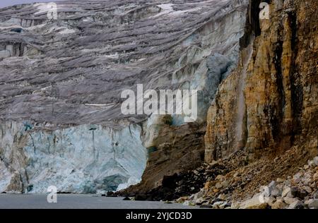 Wunderschöner Gletscher in der Nähe der Alkefjellet Klippen, Svalbard Stockfoto